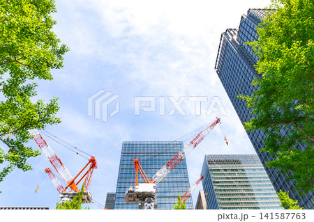 建設現場の大型クレーンと高層ビル 建設現場の大型クレーンと高層ビル 141587763