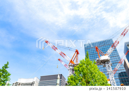 建設現場の大型クレーンと高層ビル 建設現場の大型クレーンと高層ビル 141587910