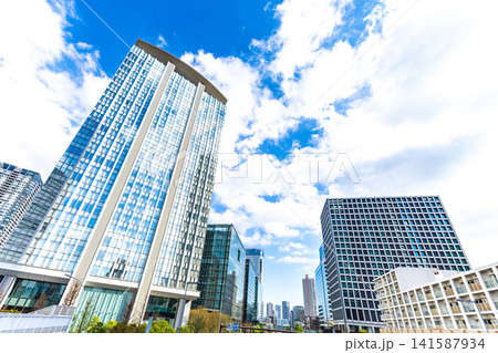 オフィスビルとマンションの並ぶ都市風景 オフィスビルとマンションの並ぶ都市風景 141587934