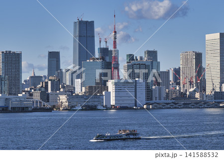ビル群に溶け込む朱色 レインボーブリッジからみる東京タワーの風景 ビル群に溶け込む朱色 レインボーブリッジからみる東京タワーの風景 141588532