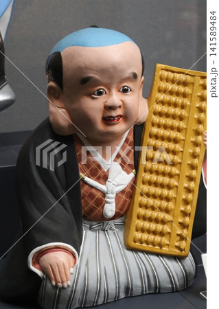 縁起物として親しまれる伝統的な福助人形 縁起物として親しまれる伝統的な福助人形 141589484
