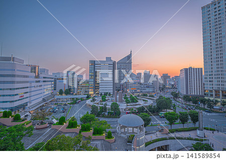 浜松駅北口のバスターミナルと夕景の高層ビル群【静岡県浜松市中央区砂山町】 浜松駅北口のバスターミナルと夕景の高層ビル群【静岡県浜松市中央区砂山町】 141589854