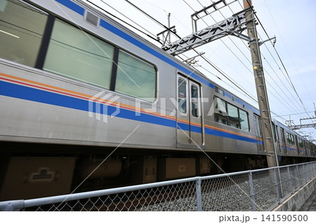 ホームを駆け抜ける西鉄電車 ホームを駆け抜ける西鉄電車 141590500