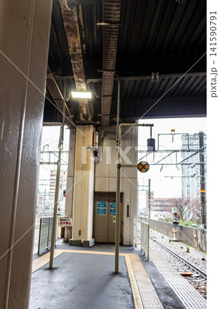 駅構内のホーム端部と駅の構造物・鉄道インフラ・設備イメージ 駅構内のホーム端部と駅の構造物・鉄道インフラ・設備イメージ 141590791