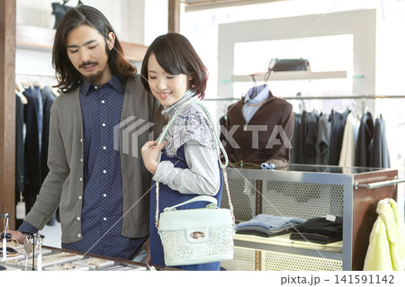 お店で買い物をするカップル お店で買い物をするカップル 141591142