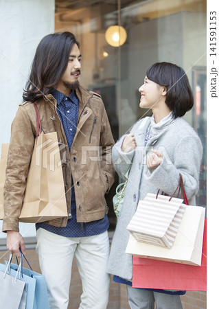 買い物を楽しむカップル 買い物を楽しむカップル 141591153