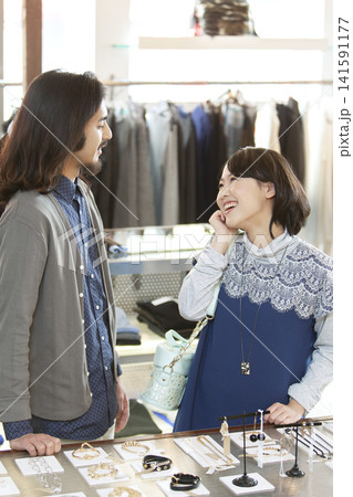 お店で買い物をするカップル お店で買い物をするカップル 141591177