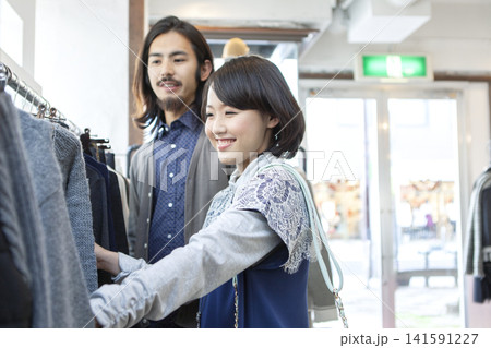 お店で買い物をするカップル お店で買い物をするカップル 141591227
