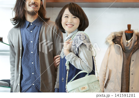 お店で買い物をするカップル お店で買い物をするカップル 141591281