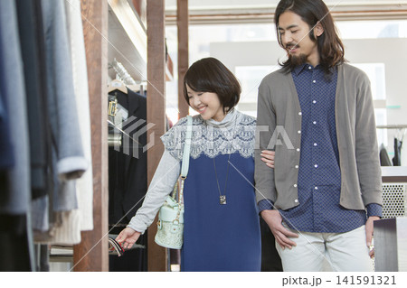 お店で買い物をするカップル お店で買い物をするカップル 141591321
