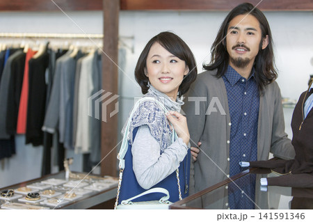 お店で買い物をするカップル お店で買い物をするカップル 141591346