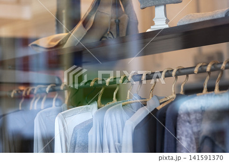 店内に吊るされた複数の洋服 店内に吊るされた複数の洋服 141591370