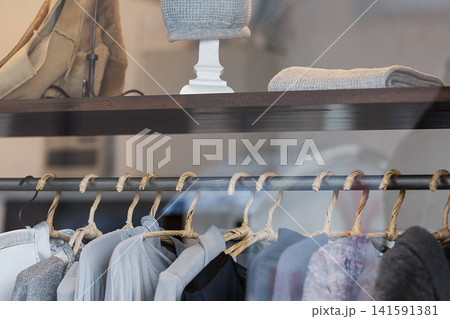 店内に吊るされた複数の洋服 店内に吊るされた複数の洋服 141591381