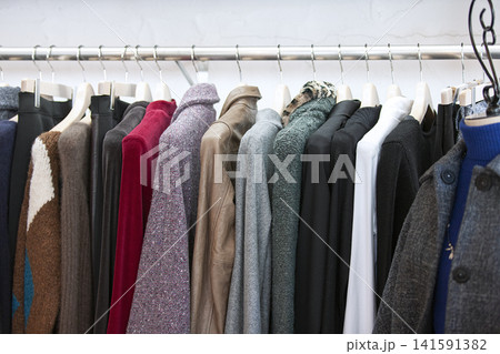 店内に吊るされた複数の洋服 店内に吊るされた複数の洋服 141591382