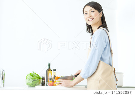 料理をするエプロン姿の主婦 141592087
