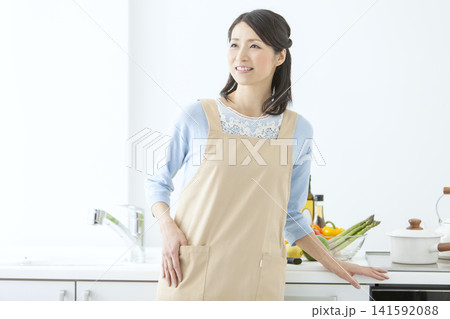 エプロン姿の主婦 エプロン姿の主婦 141592088