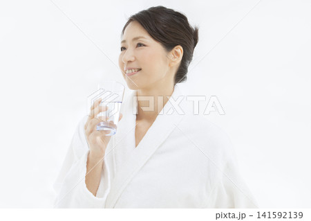 バスローブ姿で水を飲む中年女性 バスローブ姿で水を飲む中年女性 141592139