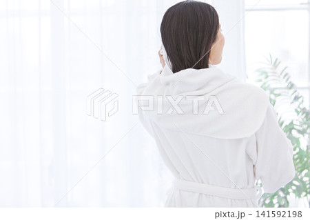バスローブ姿の女性の後ろ姿 バスローブ姿の女性の後ろ姿 141592198