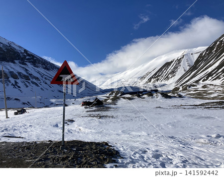北極圏スヴァールバル諸島 雪山とホッキョクグマ注意の標識が立つ絶景 北極圏スヴァールバル諸島 雪山とホッキョクグマ注意の標識が立つ絶景 141592442