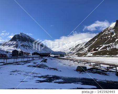 北極圏スヴァールバル諸島 荒涼とした大地と雪に覆われた山々の景色 北極圏スヴァールバル諸島 荒涼とした大地と雪に覆われた山々の景色 141592443