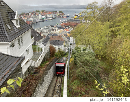 北欧ノルウェー ベルゲンの山を登る赤いケーブルカーと港町の風景 北欧ノルウェー ベルゲンの山を登る赤いケーブルカーと港町の風景 141592448