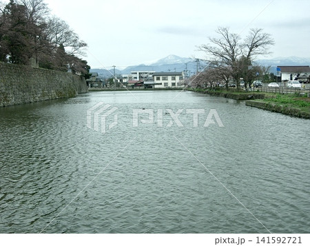 鶴ヶ城のお堀と会津若松の山並み 鶴ヶ城のお堀と会津若松の山並み 141592721