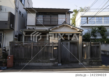 経年変化による味わい深い風合いが魅力的な日本の伝統的木造住宅全景 経年変化による味わい深い風合いが魅力的な日本の伝統的木造住宅全景 141594019