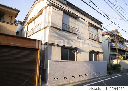 日本の住宅外構に見られる塗装されたブロック塀と住宅の記録写真 141594022