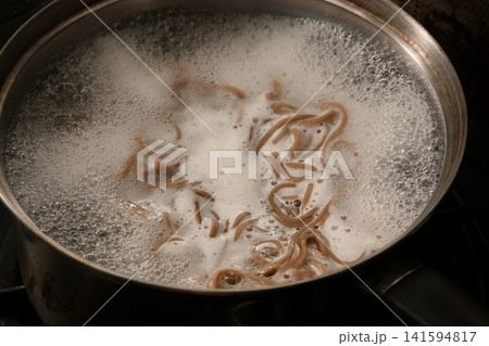 蕎麦を茹でている様子 蕎麦を茹でている様子 141594817