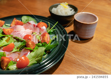 和食店の鮮魚カルパッチョと小鉢 和食店の鮮魚カルパッチョと小鉢 141594855