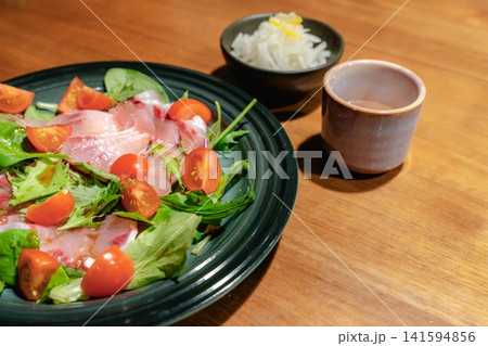 鮮魚カルパッチョと副菜の食卓風景 鮮魚カルパッチョと副菜の食卓風景 141594856