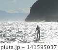 湘南・逗子海岸でSUPを楽しむ人物と海の絶景 141595037