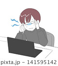 こめかみを押さえる男性 ズキズキ 141595142