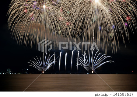 夏の夜空を彩る大花火 夏の夜空を彩る大花火 141595617