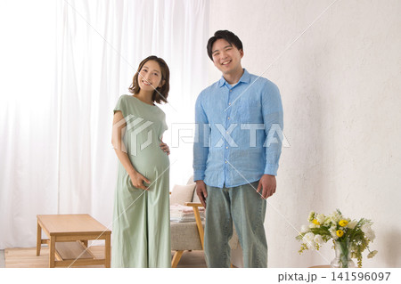 笑顔の若い夫婦　妊婦さん 141596097