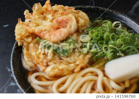 海老かき揚げ天ぷらうどん 海老かき揚げ天ぷらうどん 141596760