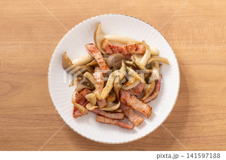 ベーコンと大粒ぶなしめじ バター醤油炒め ベーコンと大粒ぶなしめじ バター醤油炒め 141597188