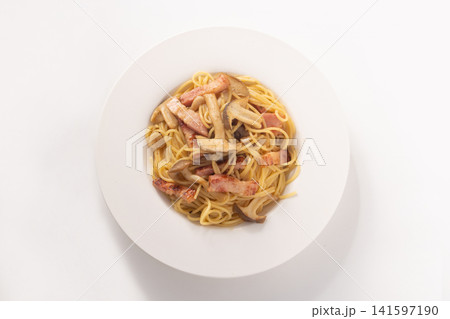 和風パスタ(ベーコンと大粒ぶなしめじ バター醤油炒め) 和風パスタ(ベーコンと大粒ぶなしめじ バター醤油炒め) 141597190