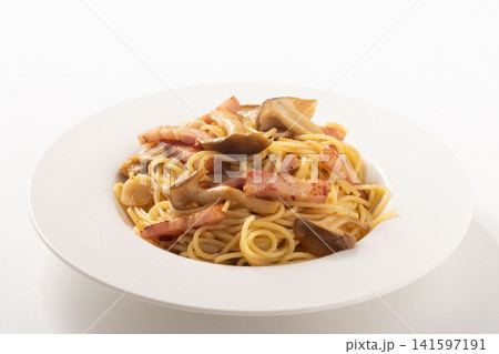和風パスタ（ベーコンと大粒ぶなしめじ　バター醤油炒め） 141597191