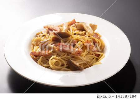 和風パスタ(ベーコンと大粒ぶなしめじ バター醤油炒め) 和風パスタ(ベーコンと大粒ぶなしめじ バター醤油炒め) 141597194