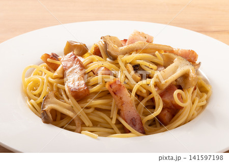 和風パスタ(ベーコンと大粒ぶなしめじ バター醤油炒め) 和風パスタ(ベーコンと大粒ぶなしめじ バター醤油炒め) 141597198