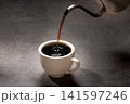 コーヒー　注ぎ 141597246