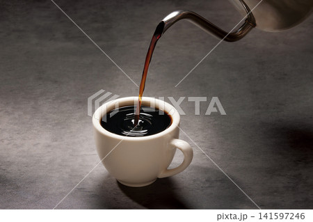 コーヒー　注ぎ 141597246
