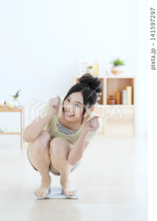 体重計に乗る女性 141597297