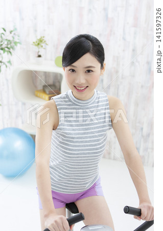 トレーニングをする女性 トレーニングをする女性 141597326
