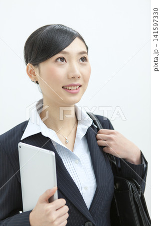 タブレットを持ったビジネスウーマン タブレットを持ったビジネスウーマン 141597330