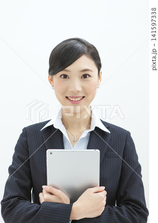 タブレットを持ったビジネスウーマン タブレットを持ったビジネスウーマン 141597338