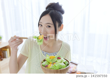 サラダを食べる女性 141597350