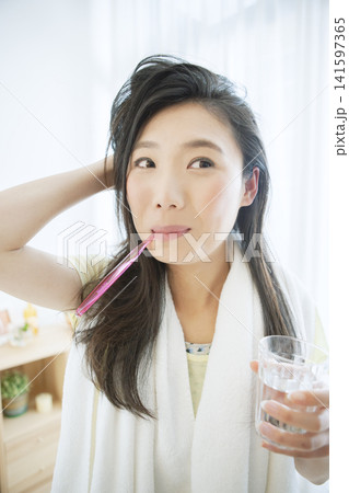 歯磨きをする女性 歯磨きをする女性 141597365
