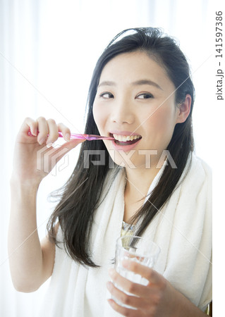 歯磨きをする女性 歯磨きをする女性 141597386
